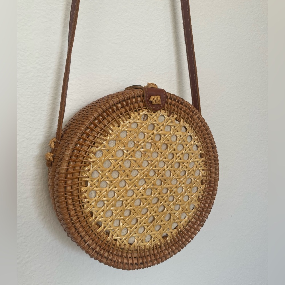STRAW WOVEN BAG round.